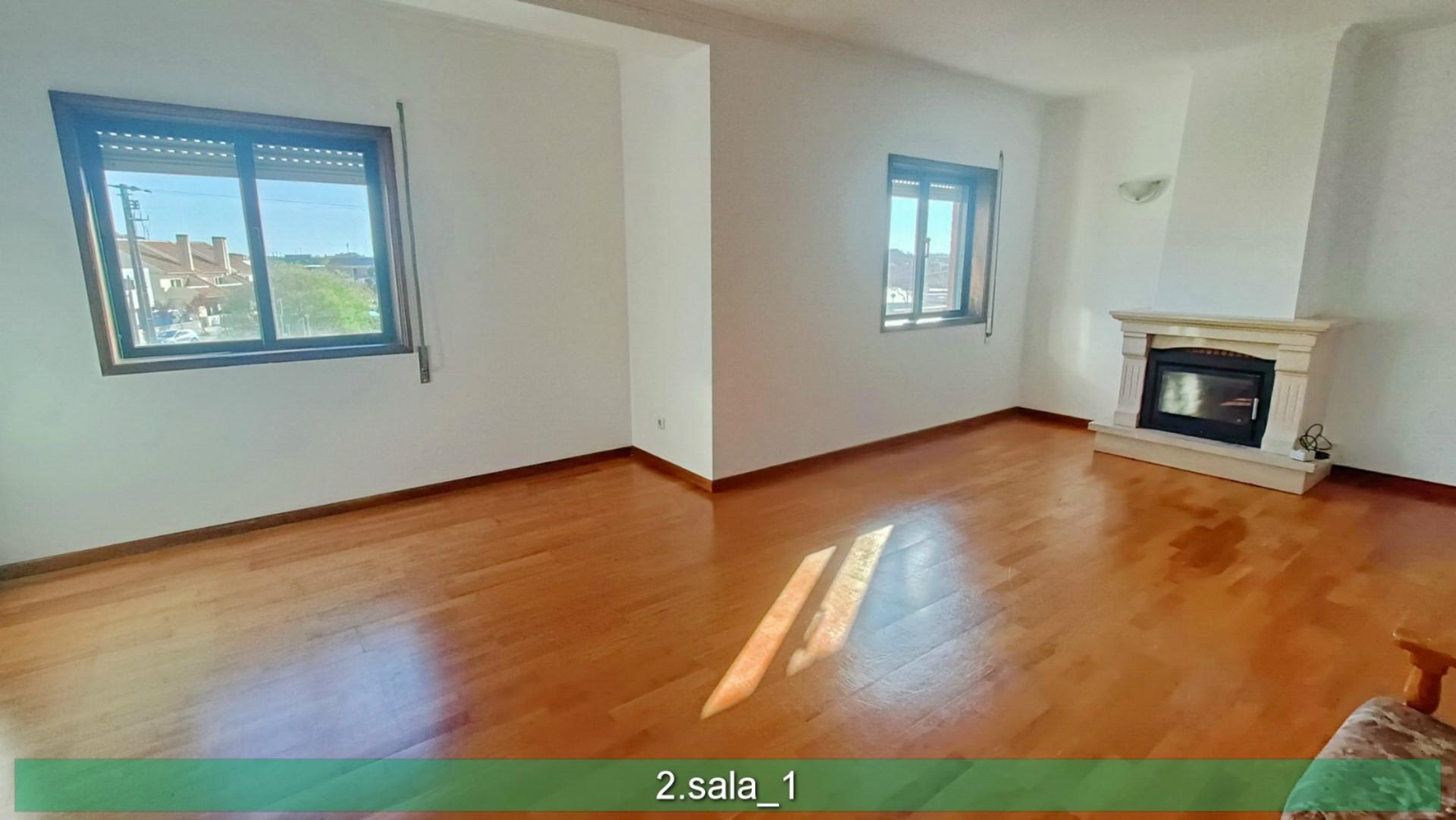 Apartamento T4 em duplex. Boas áreas.