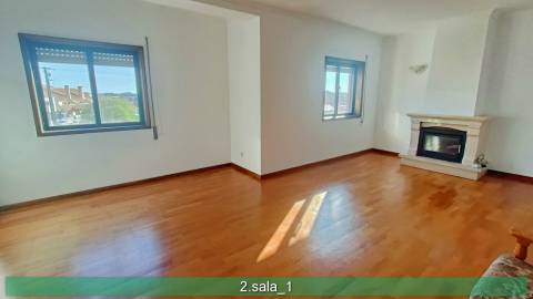 Apartamento T4 em duplex. Boas áreas.