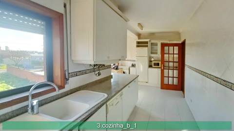 Apartamento T4 em duplex. Boas áreas.