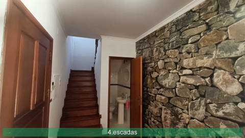 Apartamento T4 em duplex. Boas áreas.