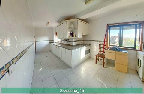 Apartamento T4 em duplex. Boas áreas.