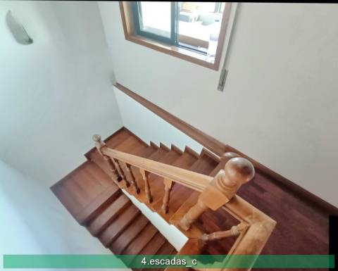 Apartamento T4 em duplex. Boas áreas.