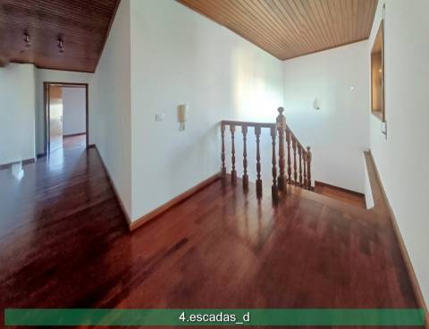 Apartamento T4 em duplex. Boas áreas.