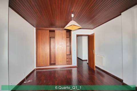 Apartamento T4 em duplex. Boas áreas.