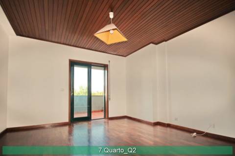 Apartamento T4 em duplex. Boas áreas.