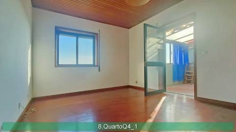 Apartamento T4 em duplex. Boas áreas.