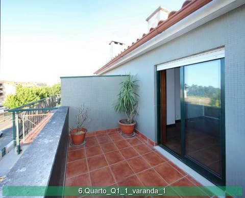 Apartamento T4 em duplex. Boas áreas.