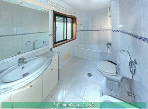 Apartamento T4 em duplex. Boas áreas.