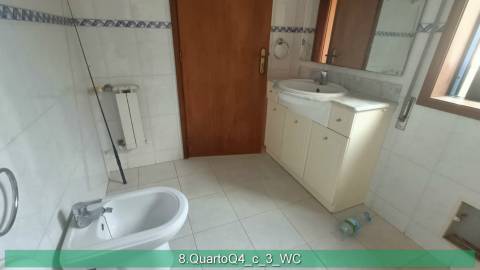 Apartamento T4 em duplex. Boas áreas.