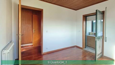 Apartamento T4 em duplex. Boas áreas.