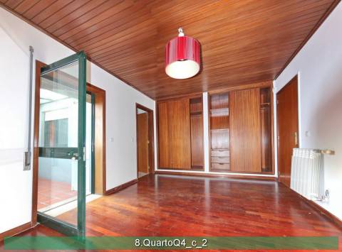 Apartamento T4 em duplex. Boas áreas.