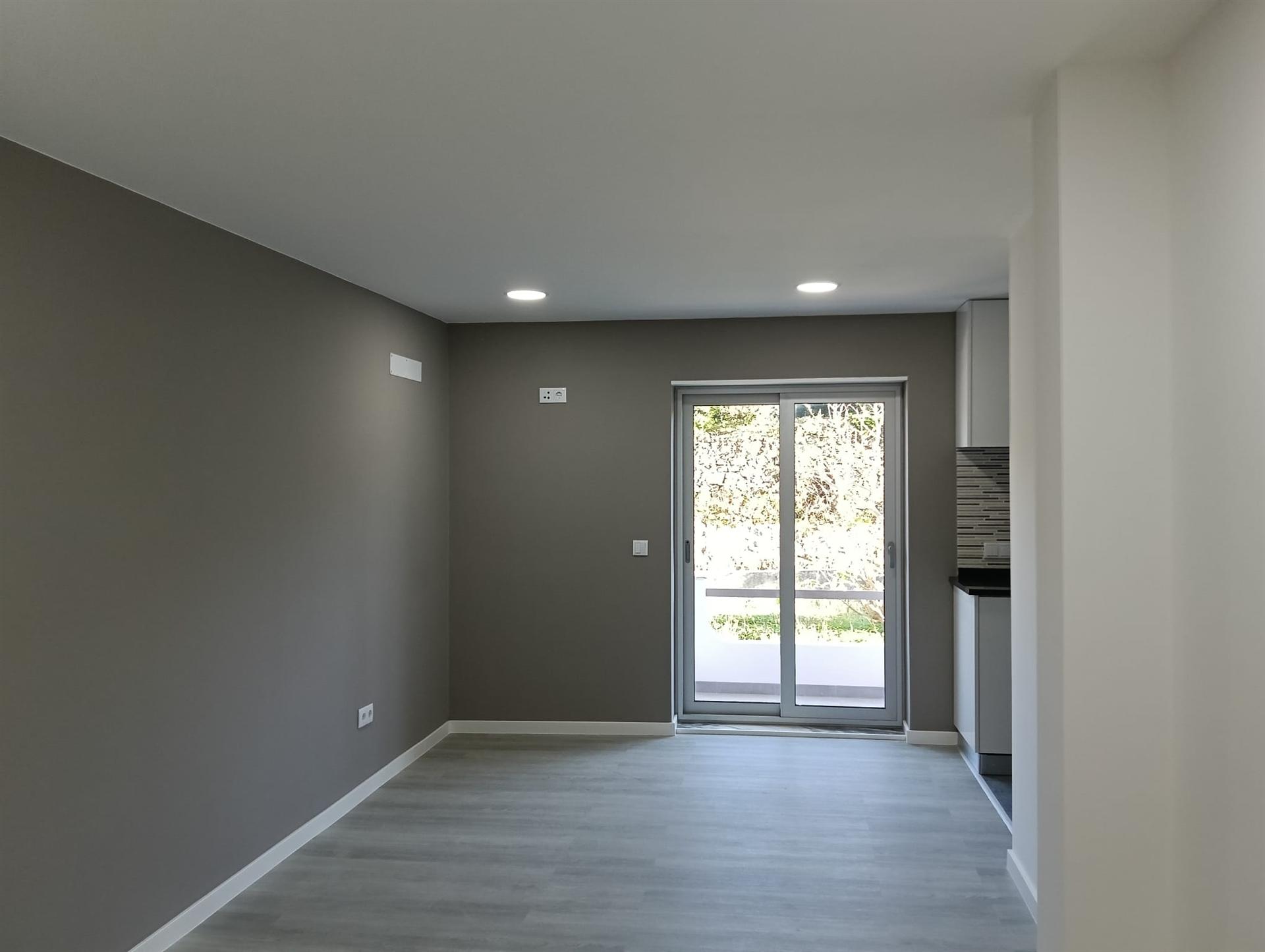 Apartamento T3 com garagem, totalmente remodelado