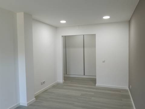 Apartamento T3 com garagem, totalmente remodelado