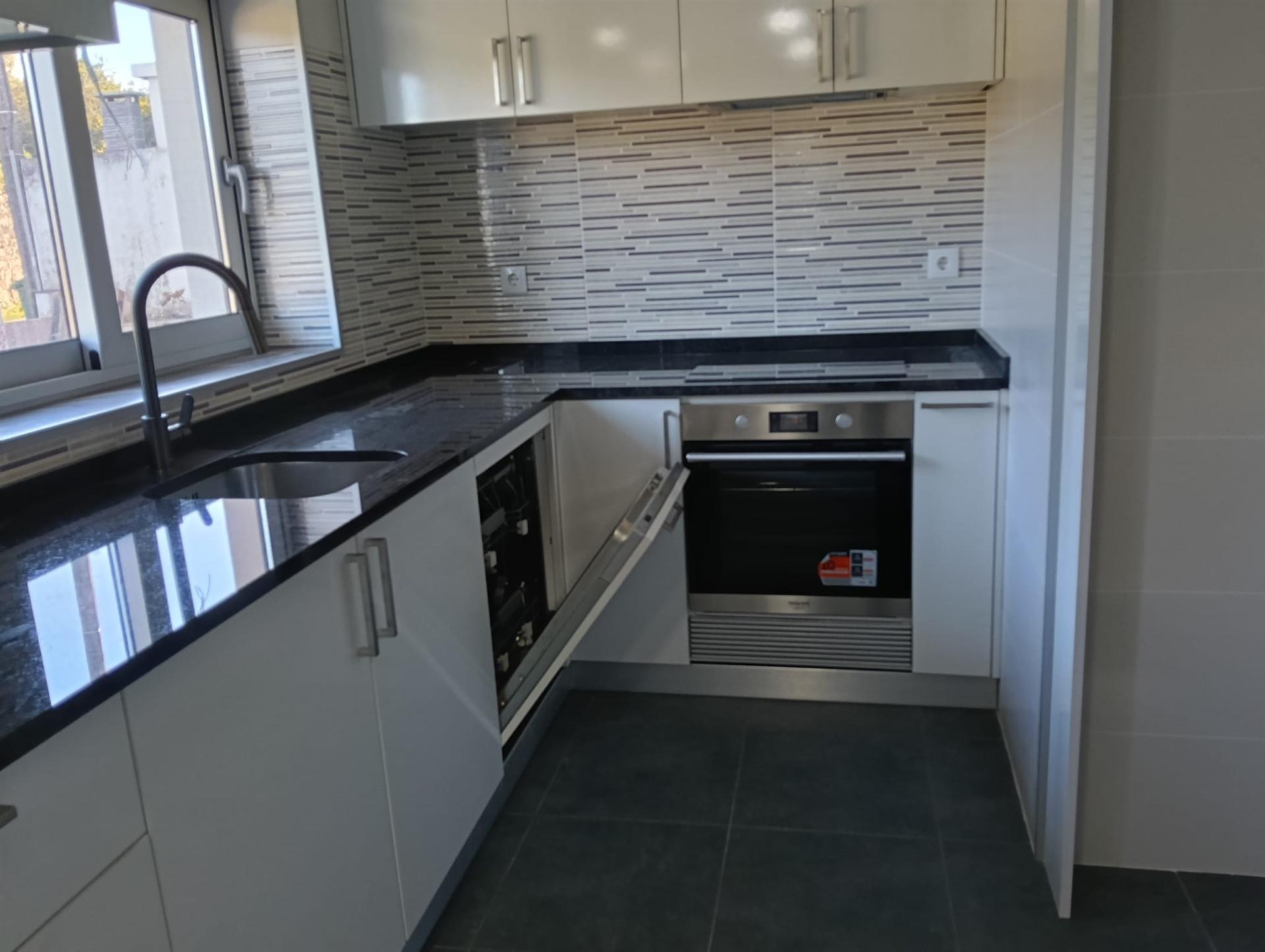 Apartamento T3 com garagem, totalmente remodelado