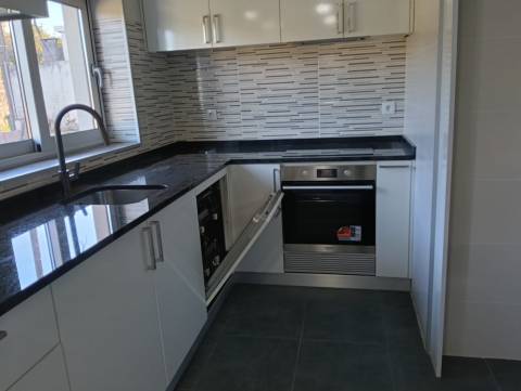 Apartamento T3 com garagem, totalmente remodelado