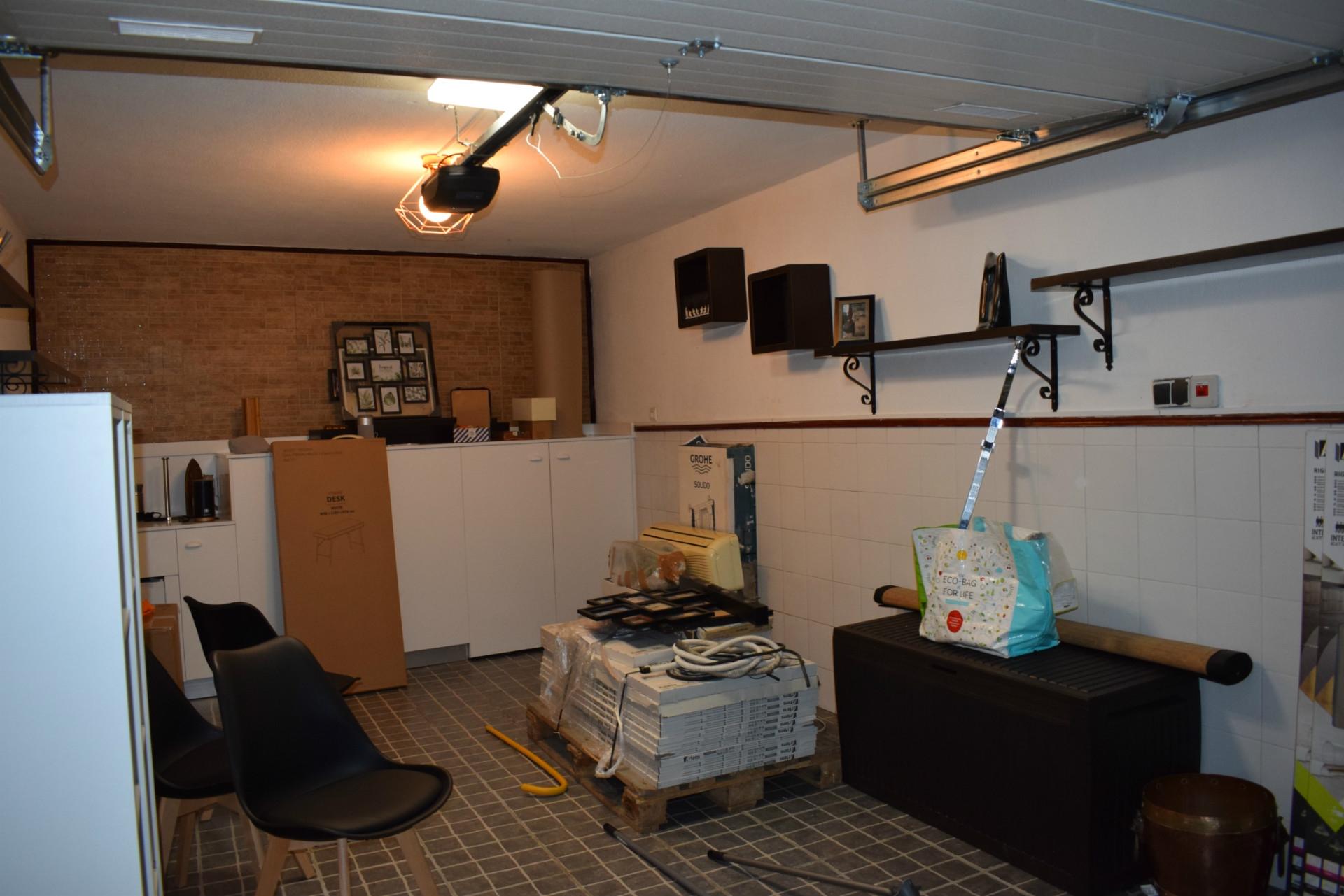 Garagem convertida em escritório para arrendamento -  em Celas.