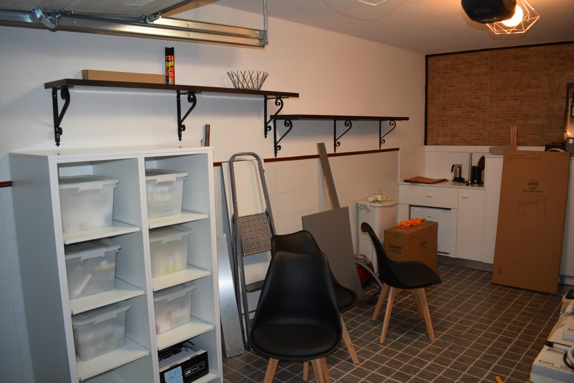 Garagem convertida em escritório para arrendamento -  em Celas.