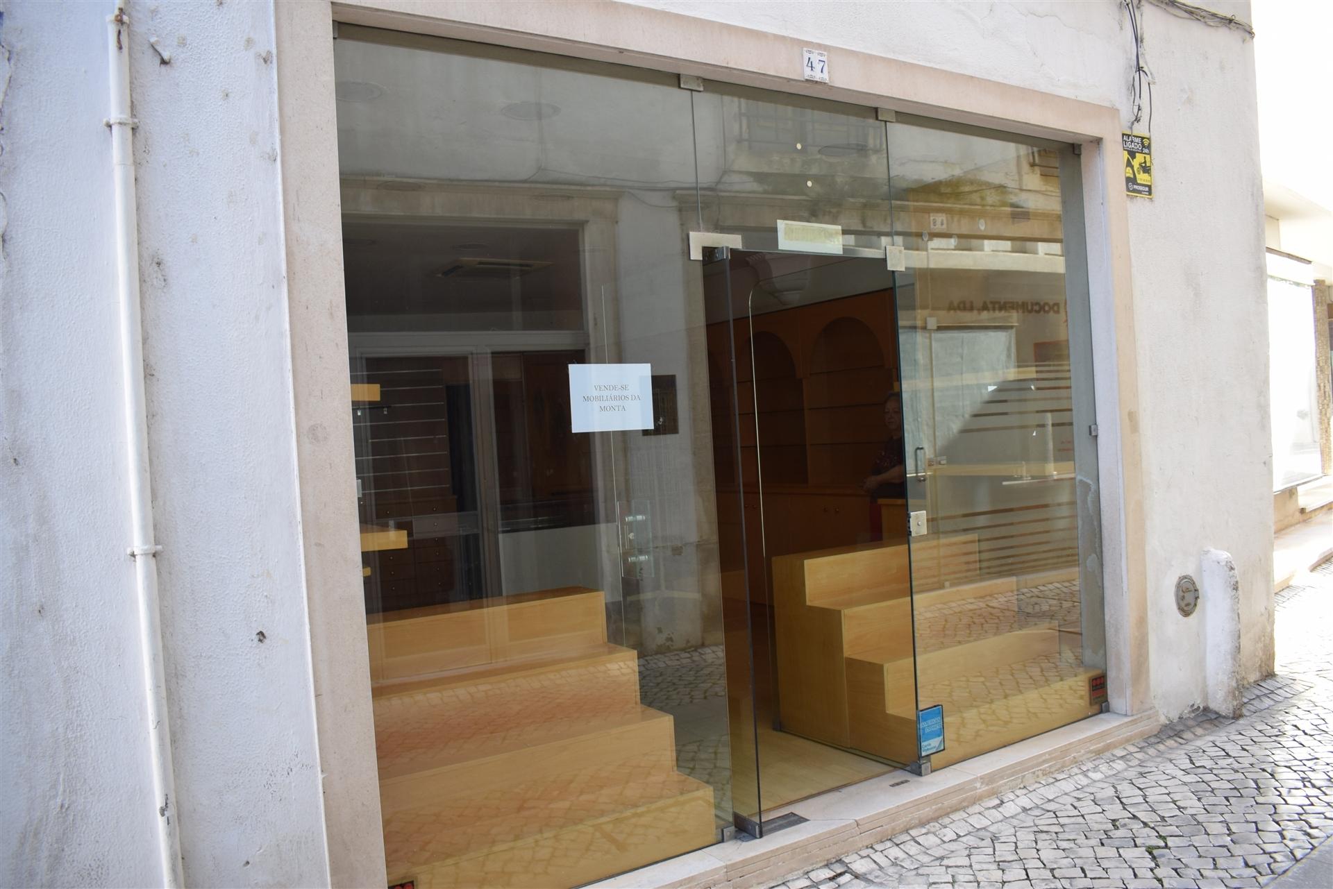 Loja de rua com visibilidade na Zona Histórica de Coimbra