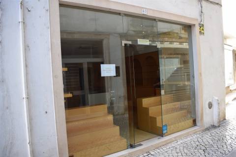 Loja de rua com visibilidade na Zona Histórica de Coimbra