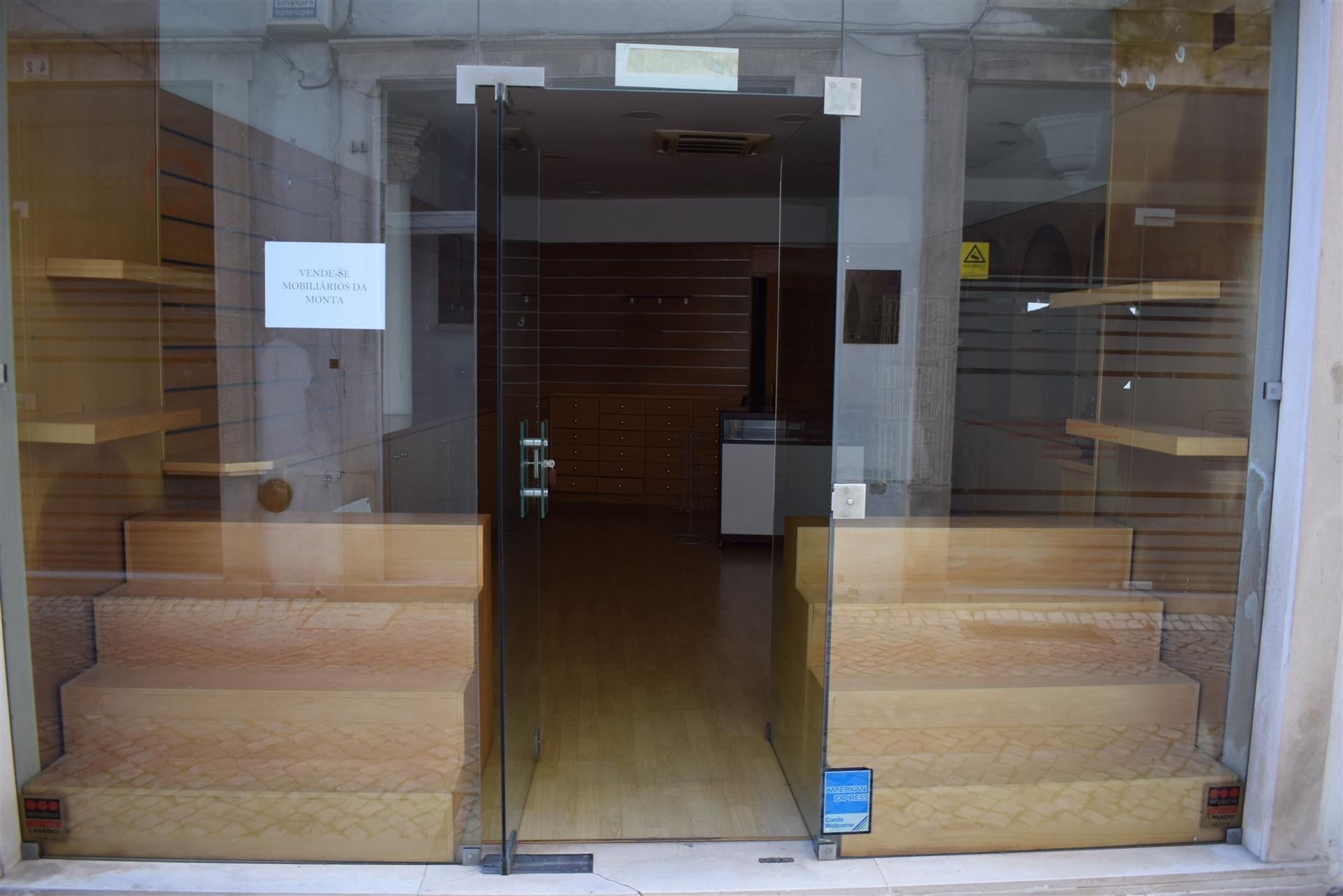 Loja de rua com visibilidade na Zona Histórica de Coimbra