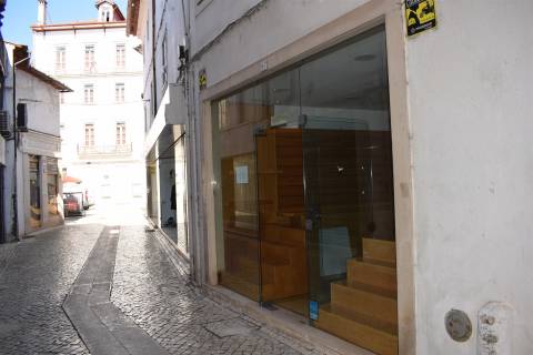 Loja de rua com visibilidade na Zona Histórica de Coimbra