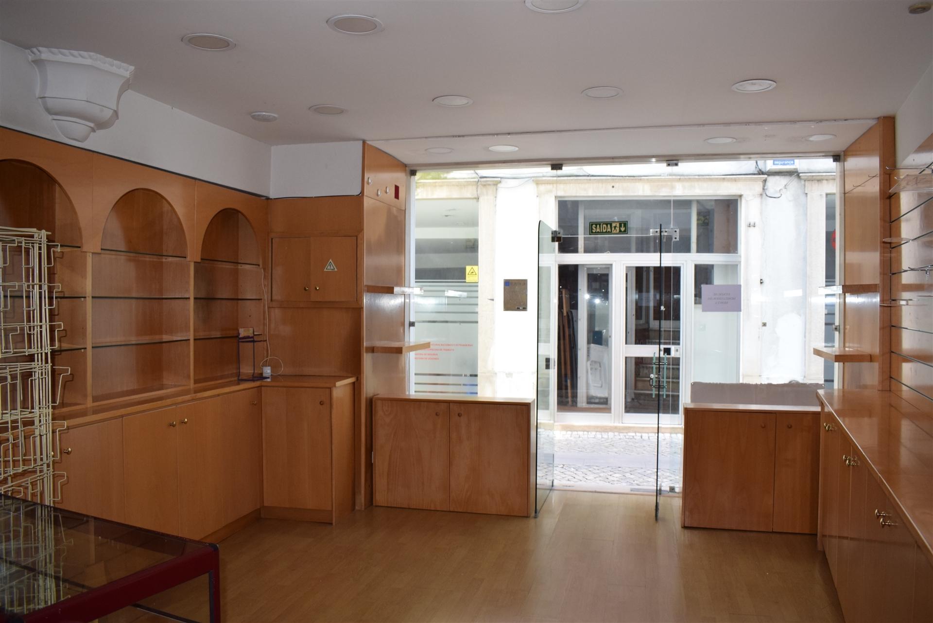 Loja de rua com visibilidade na Zona Histórica de Coimbra