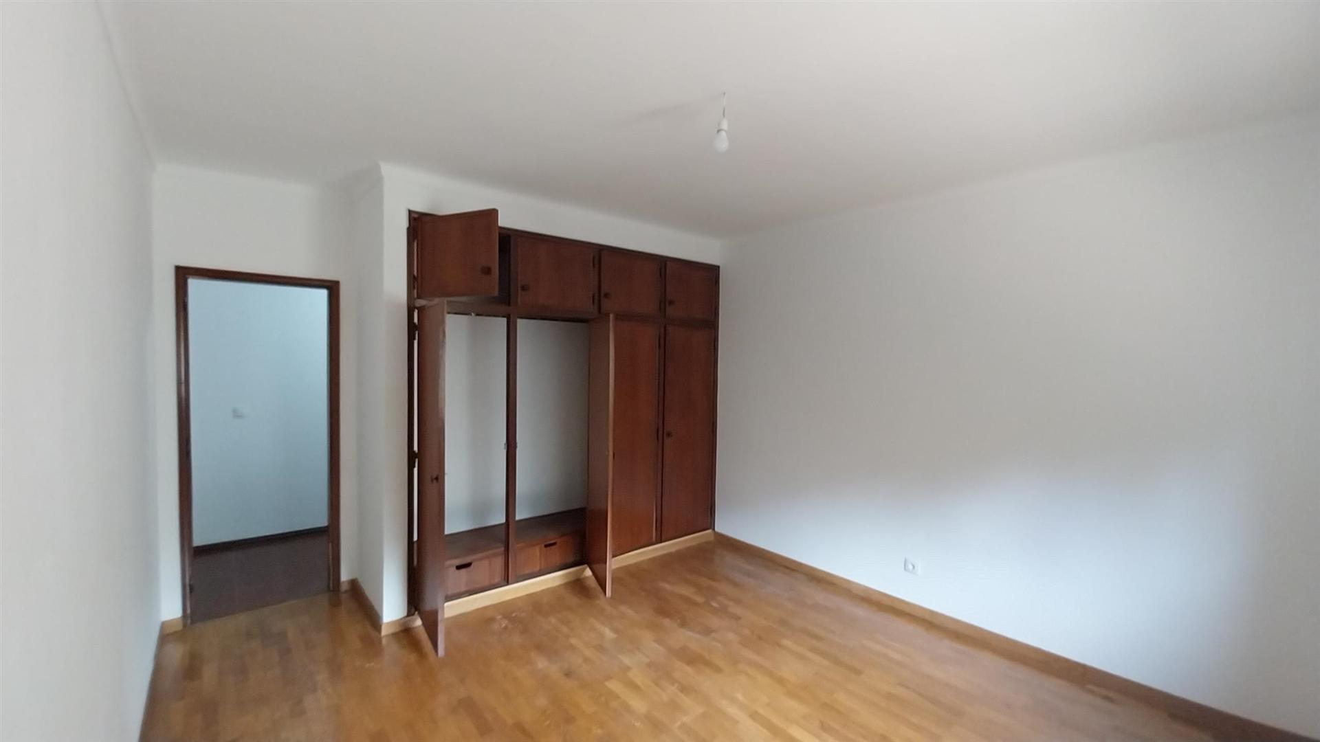 Conforto e espaço: arrenda T2 em ótimo estado de conservação -  perto da Solum