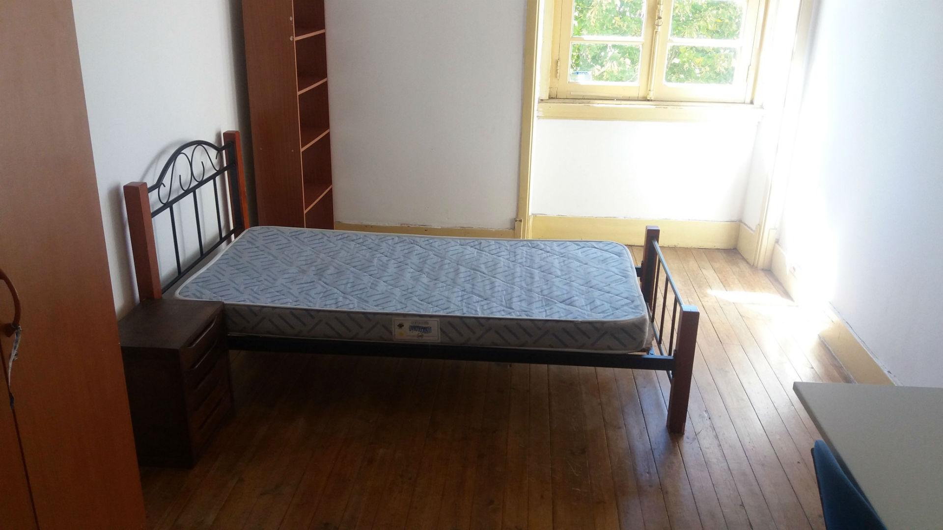 Apartamento espaçoso T5 duplex, junto à Dias da Silva