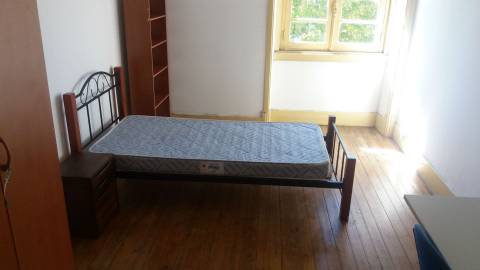 Apartamento espaçoso T5 duplex, junto à Dias da Silva
