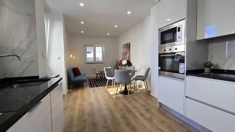&#127991;&#65039;Apartamento T3 Remodelado em Benfica – Moderno e Central