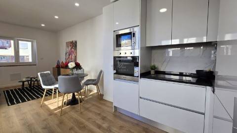 &#127991;&#65039;Apartamento T3 Remodelado em Benfica – Moderno e Central