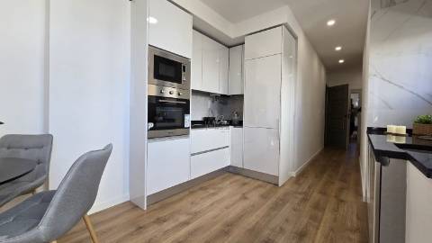 &#127991;&#65039;Apartamento T3 Remodelado em Benfica – Moderno e Central