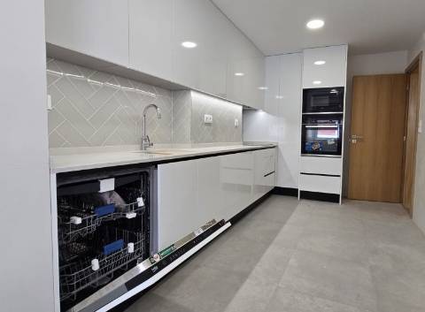 T3 Remodelado, com cozinha equipada às Portas de Benfica