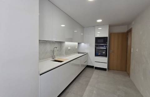 T3 Remodelado, com cozinha equipada às Portas de Benfica
