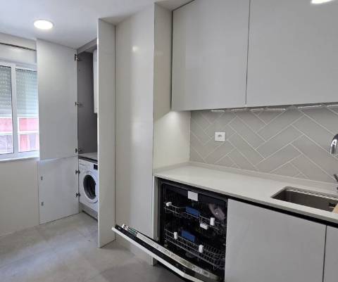 T3 Remodelado, com cozinha equipada às Portas de Benfica