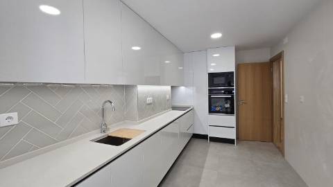T3 Remodelado, com cozinha equipada às Portas de Benfica