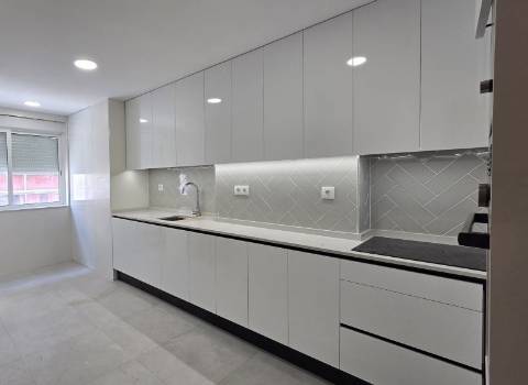 T3 Remodelado, com cozinha equipada às Portas de Benfica
