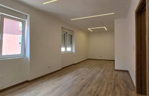 T3 Remodelado, com cozinha equipada às Portas de Benfica