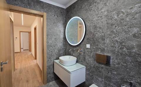 T3 Remodelado, com cozinha equipada às Portas de Benfica