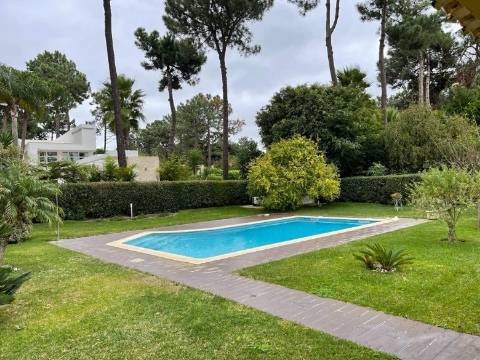Moradia Independente T4 na Herdade da Aroeira com piscina, garagem a 2Km da praia.