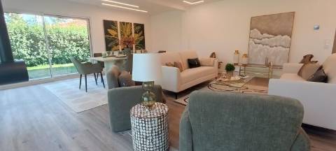 Moradia Independente T4 na Herdade da Aroeira com piscina, garagem a 2Km da praia.