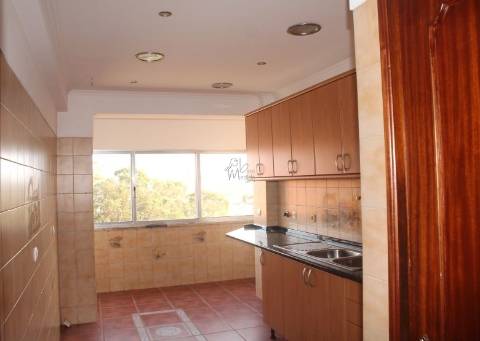 Apartamento T2 100m2, com arrecadação em Odivelas