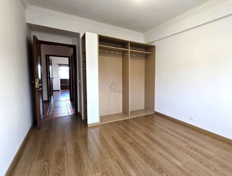 Apartamento T2 100m2, com arrecadação em Odivelas