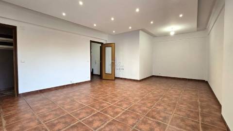 Apartamento T2 100m2, com arrecadação em Odivelas