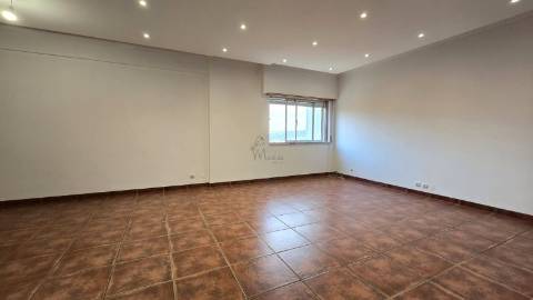 Apartamento T2 100m2, com arrecadação em Odivelas