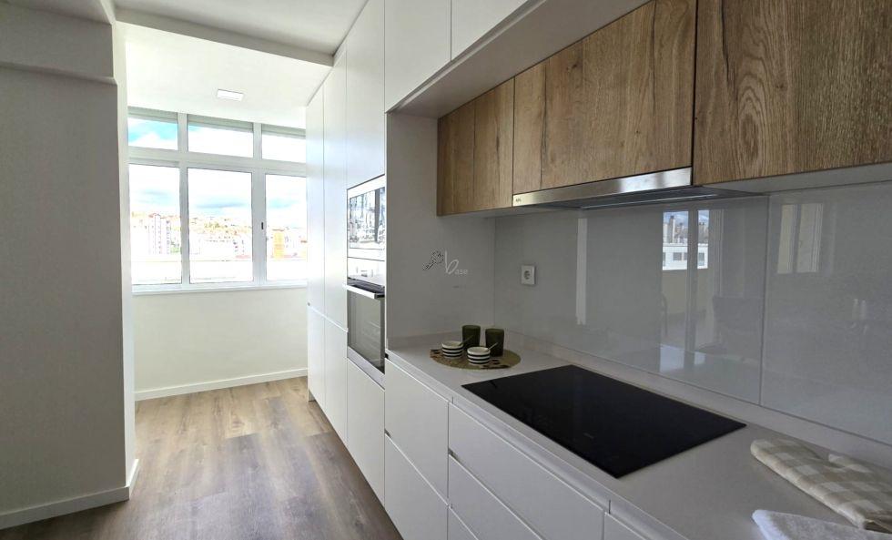 Apartamento T3 Totalmente Remodelado com Varanda em Benfica | Vista Monsanto