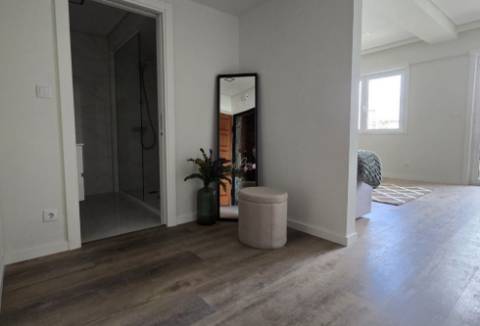Apartamento T3 Totalmente Remodelado com Varanda em Benfica | Vista Monsanto