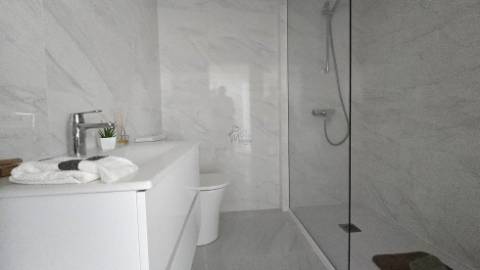 Apartamento T3 Totalmente Remodelado com Varanda em Benfica | Vista Monsanto