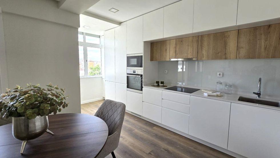 Apartamento T3 Totalmente Remodelado com Varanda em Benfica | Vista Monsanto