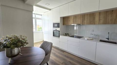 Apartamento T3 Totalmente Remodelado com Varanda em Benfica | Vista Monsanto
